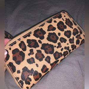 Zip around wallet cheetah